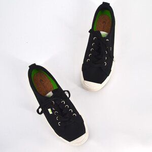Cariuma OCA Low Canvas Sneakers Lace Up Organic Cotton in Black White Women's 8